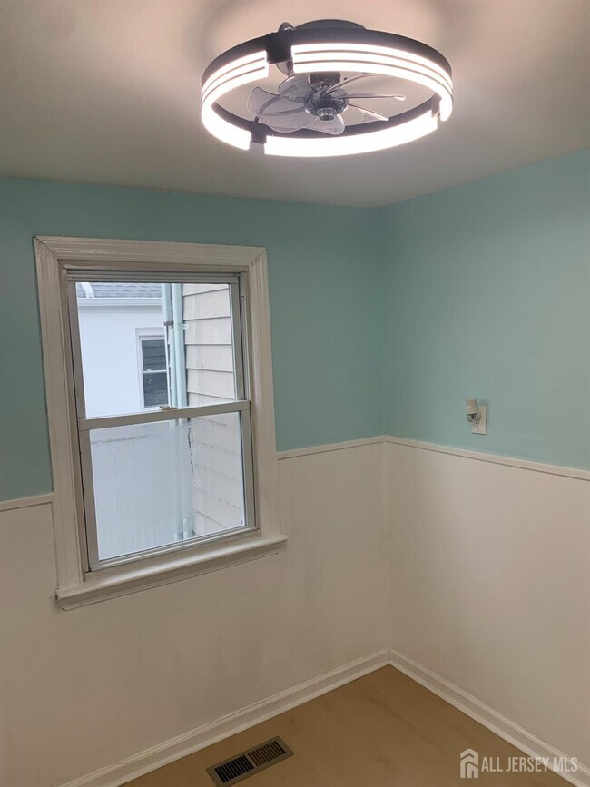 Building Photo - 47 Holly St