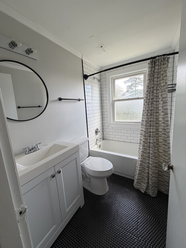 Building Photo - 4639 Southcrest Dr