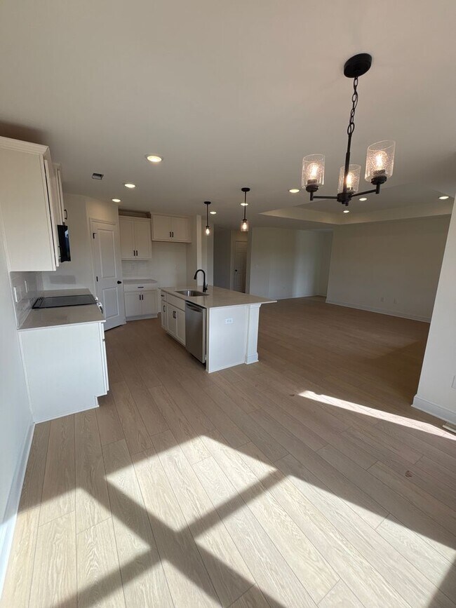 Building Photo - 122 Luxor Ave