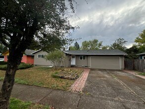 Building Photo - 3+ Bedroom House in Friendly Area