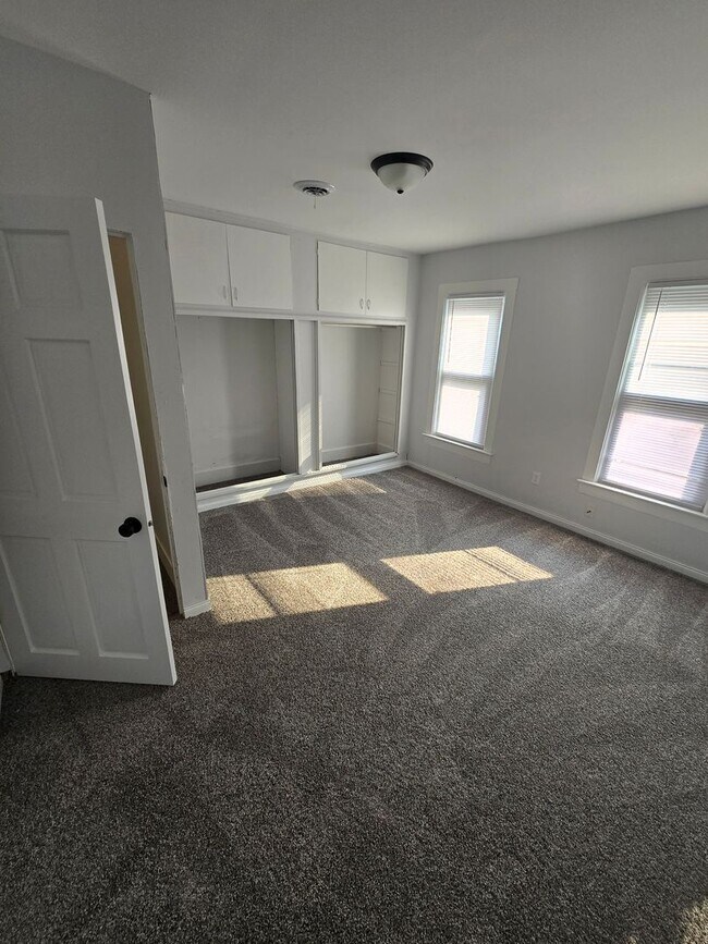 Building Photo - Beautiful 4 bed / 2 bath with garage and fenced yard on north side!