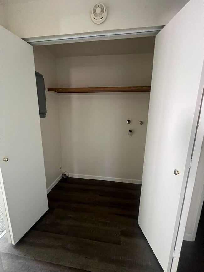 Building Photo - One Bedroom, One Bathroom Downstairs Apart...