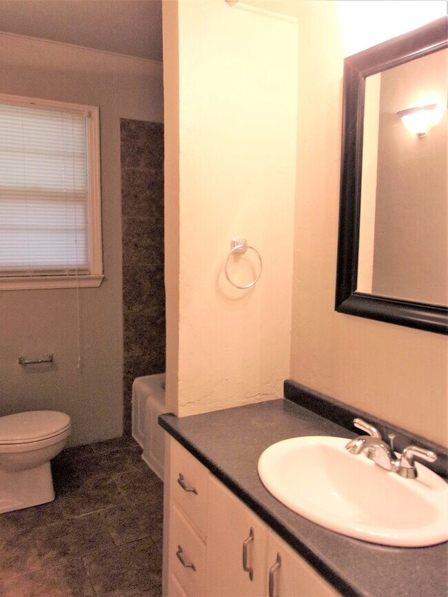 Building Photo - 3 BED 1 BATH IN CASADY HEIGHTS ADDITION OF THE VILLAGE