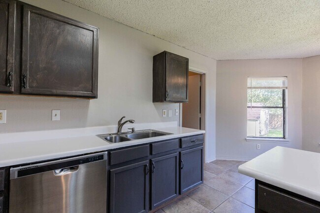 Building Photo - 8423 Parry Path