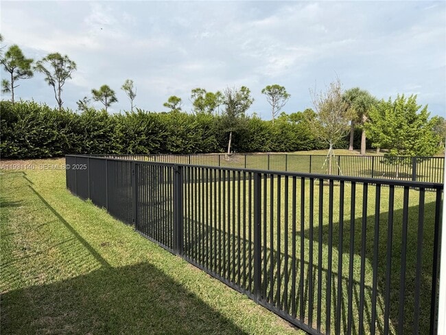 Building Photo - 400 SE Mulberry Wy