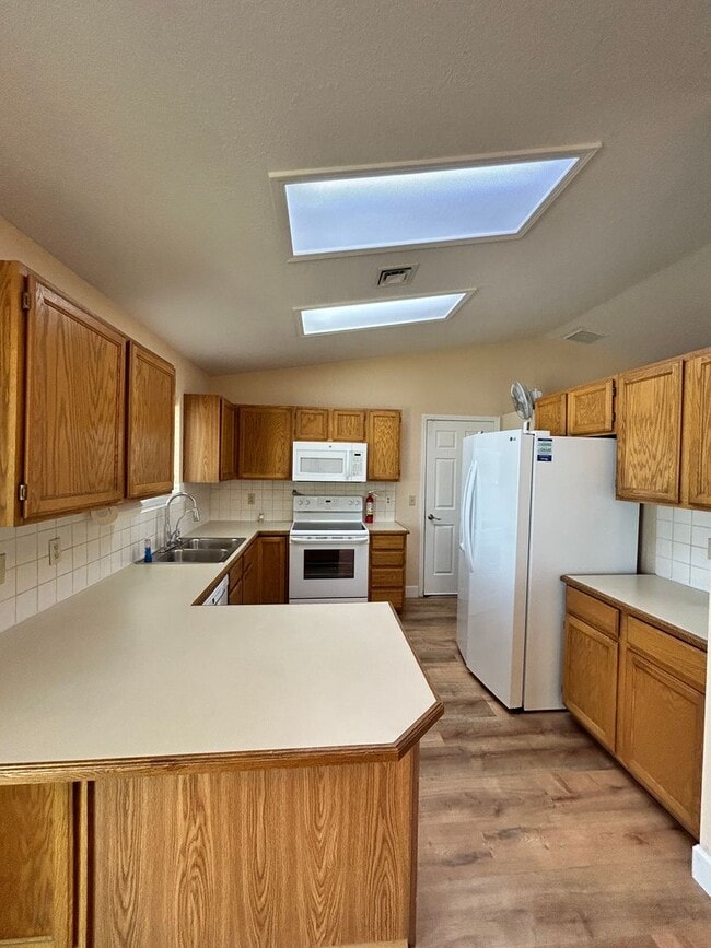 Building Photo - Unfurnished Home!