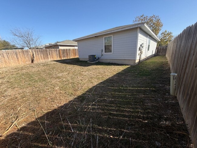 Building Photo - 3 bedroom, 2 bath with no carpet in a cul-de-sac street!