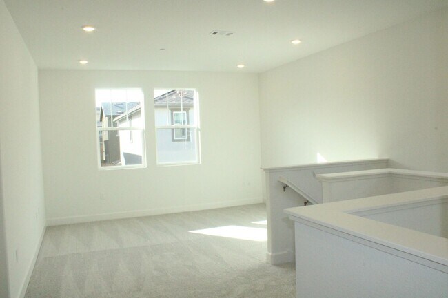 Building Photo - ***PENDING*** 4 Bedroom / 3 Bath House with Solar in San Marco Community-Close to Bart!