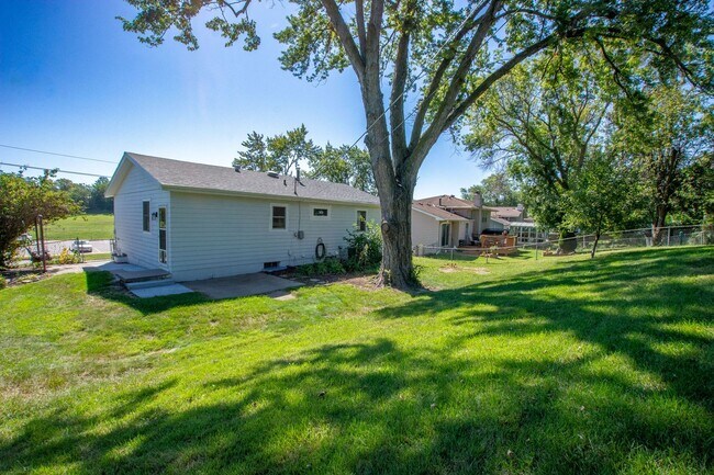 Building Photo - Beautifully Remodeled 3 Bedroom / 2 Bath i...