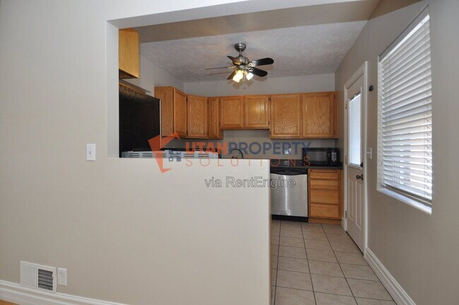 Building Photo - 1577 Glen Arbor St