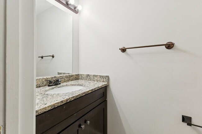 Building Photo - Welcome to this bright and beautifully maintained end-unit townhome in the desirable River Oaks c...