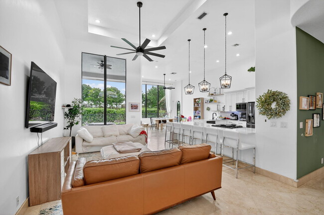 Building Photo - 10337 Trianon Pl