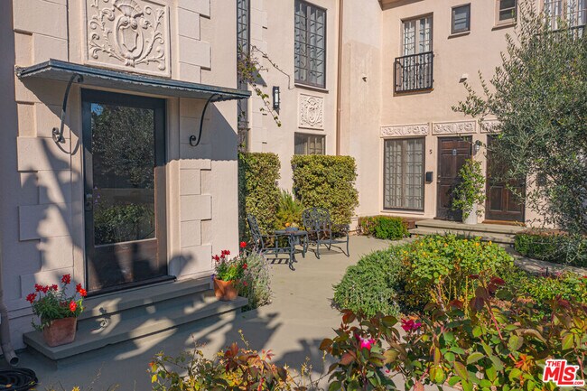 Building Photo - 152 S Roxbury Dr