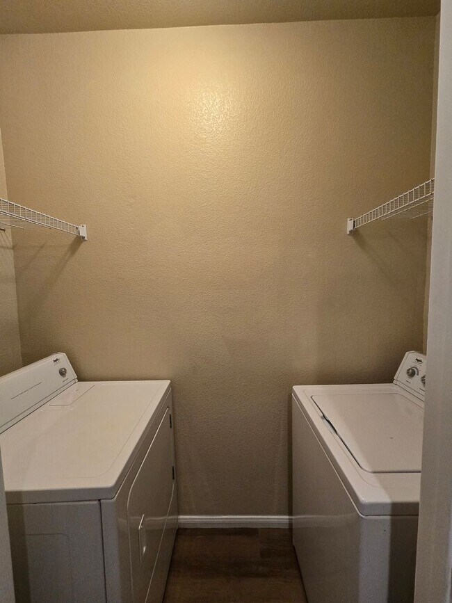Building Photo - 1 bed, 1 bath condo with 2 car garage!!!