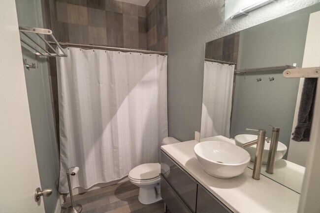 Building Photo - Beautiful 2 bedroom/2 bathroom loft with exposed brick, steel beams and hand scrapped wood floors.