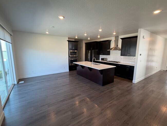 Building Photo - 1071 W Sebal Ln