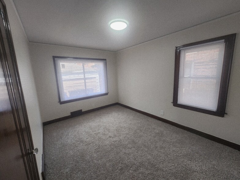 Building Photo - 17145-17147 Santa Rosa Dr