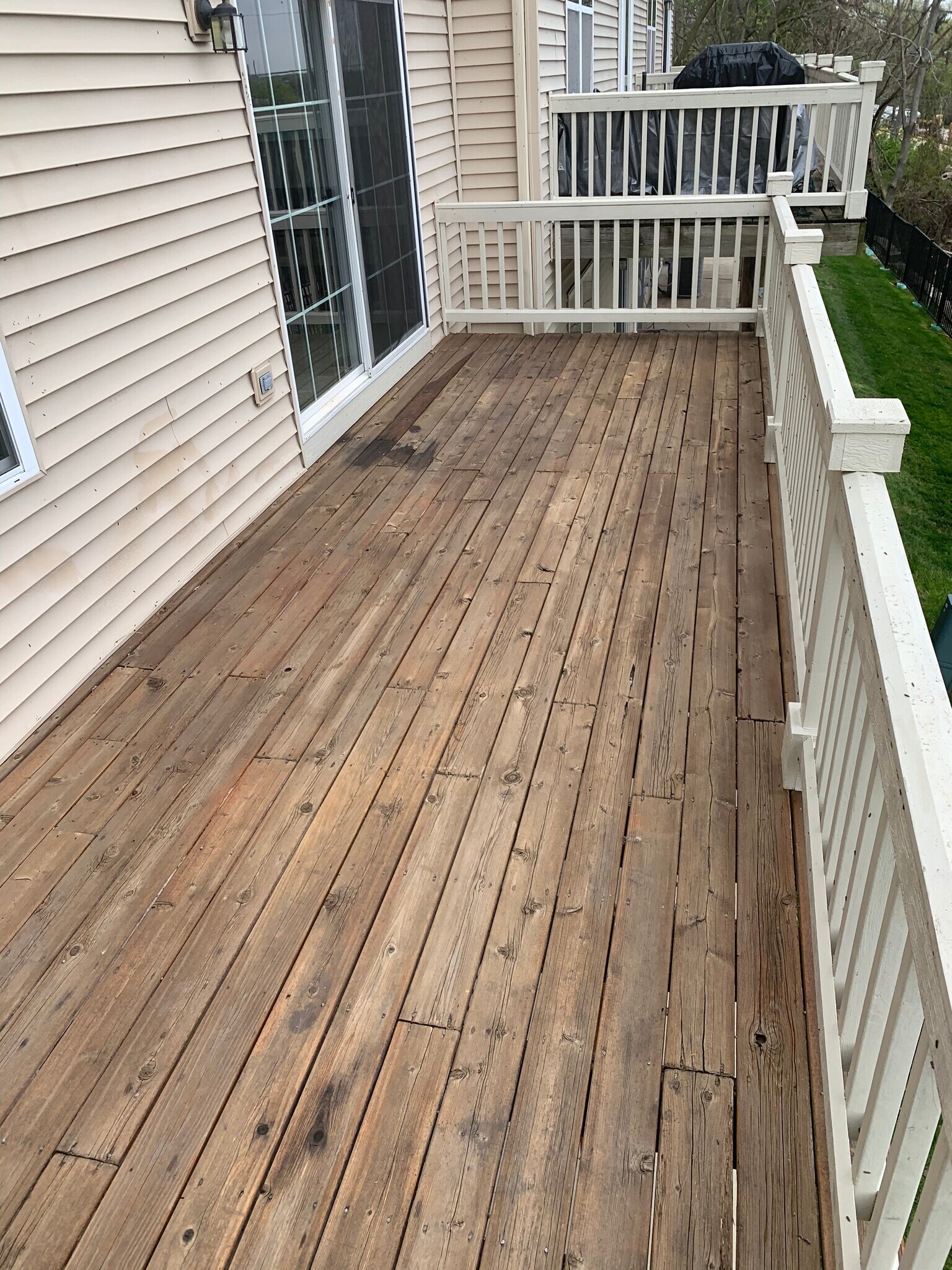 Massive deck overlooking fox river with plenty of room for any outdoor set - 281 Hickory Lane
