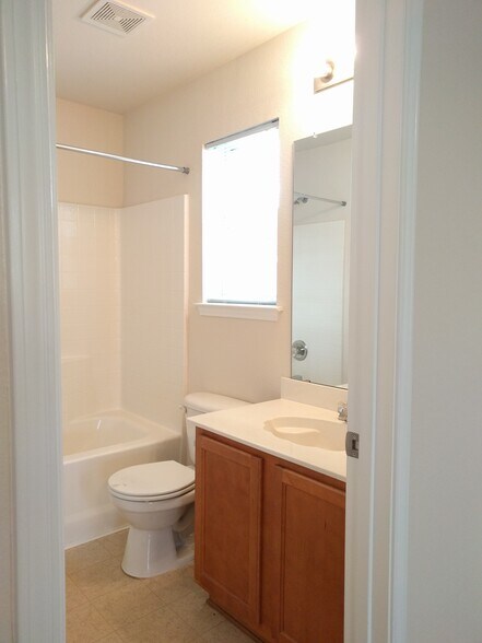 MASTER BATH - 510 Oxford Loop