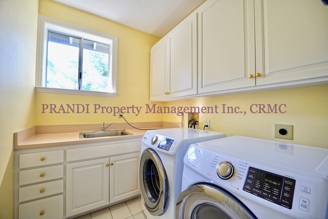 Building Photo - Exclusive Home in Gated Community!