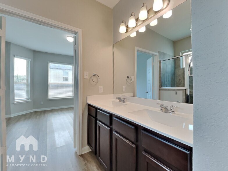 Building Photo - 2066 Rhesus Vw