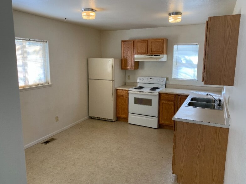 Building Photo - 828 E 4th St