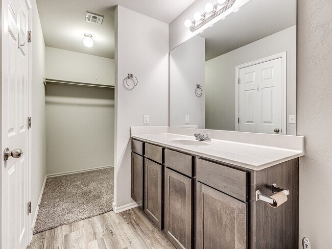 Building Photo - Cute home in Mustang schools + 3 bedrooms + 2 bathrooms