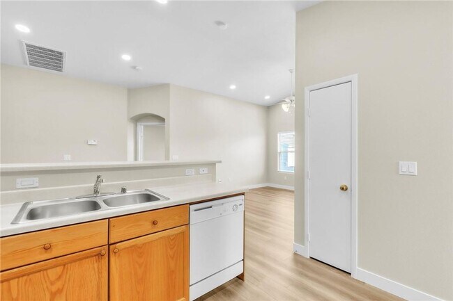 Building Photo - UPDATED 2 BED 2 BATH CONDO IN SOUTH ARLING...