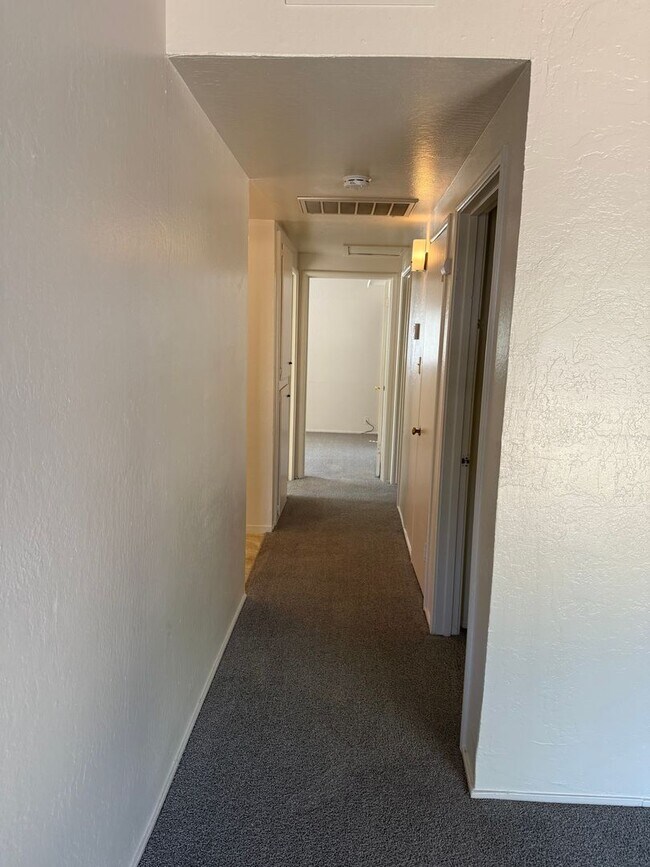 Building Photo - Charming Pet Friendly 3-Bedroom in Quiet C...