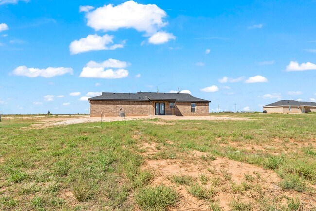 Building Photo - FOR LEASE ON AN ACRE LOT