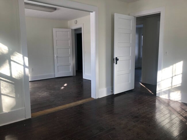 Building Photo - 3 BR Home Available Near Local Shopping