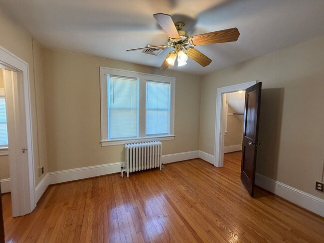 Building Photo - Grandin Home!