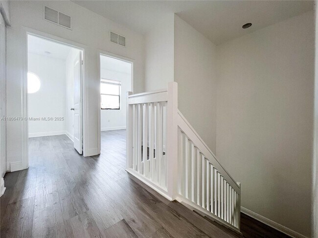 Building Photo - 639 NE 33rd Terrace