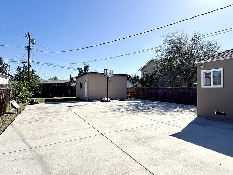 Building Photo - 11836 Rialto St