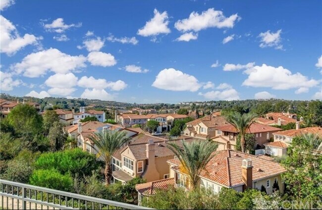 Building Photo - 9 Marisol