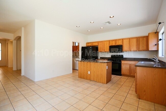 Building Photo - 2644 E Chester Dr