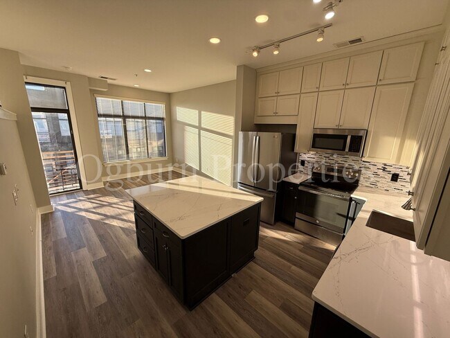 Building Photo - 810-421 W. 4th St-1BR/1BA 4th & Broad Condo!