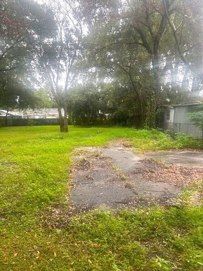 Building Photo - Spacious 2 bedroom 1 bath with sunroom and large yard!!