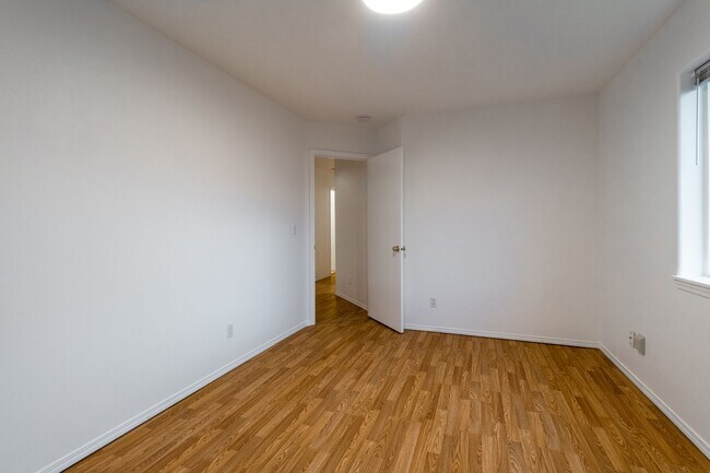 Building Photo - Beautiful 3 Bed 2.5  one level Townhome wi...