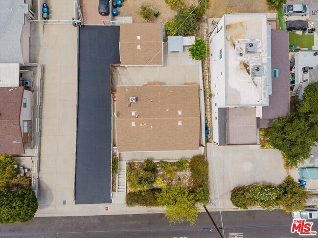 Building Photo - 10539 Samoa Ave
