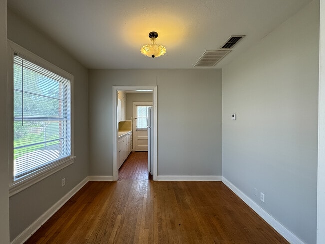 Building Photo - 403 E 6th St