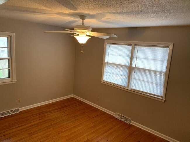 Building Photo - 409 NE Corder St