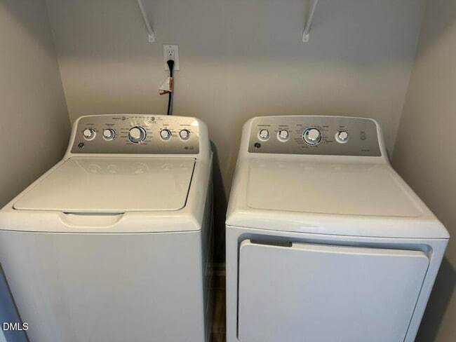 Building Photo - 451 Deercroft Dr