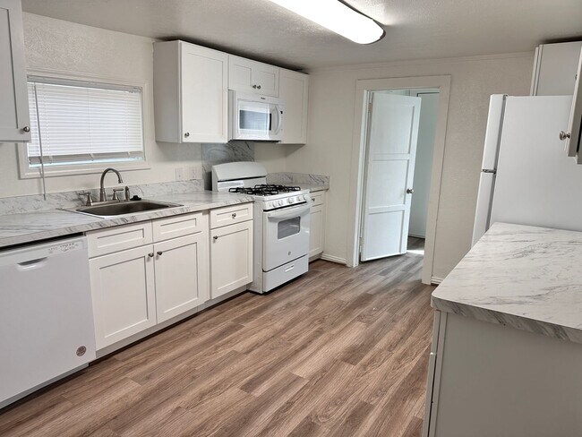 Building Photo - 2 Bedroom Home Close to Historic District