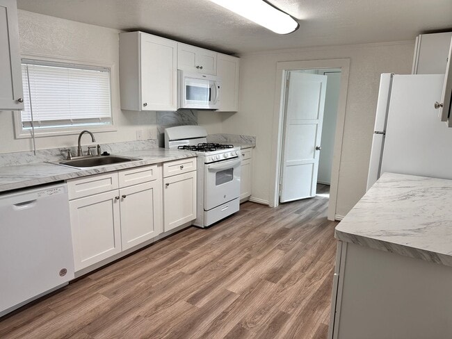 Building Photo - April 1st!! 2 Bedroom Home Close to Historic District