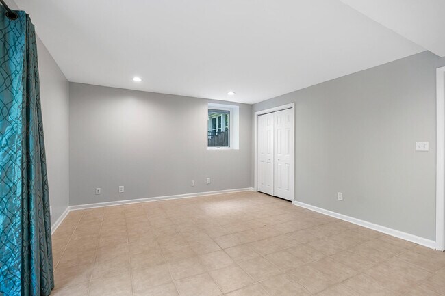 Building Photo - 486 Lakeshore Dr NE