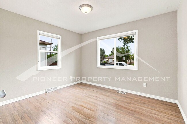 Building Photo - Charming Home with Central AC and Fenced Yard