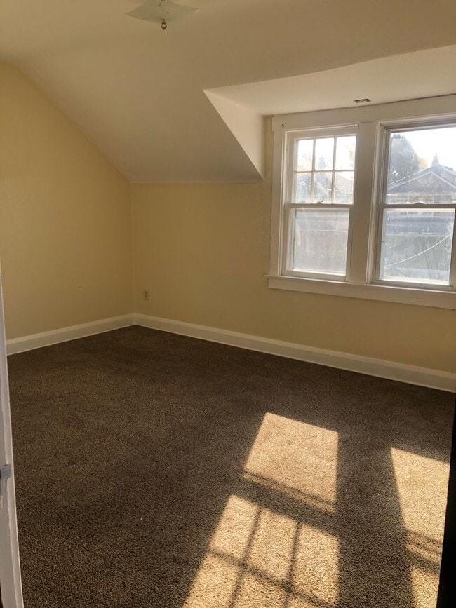 Building Photo - 2 Bedroom West Toledo