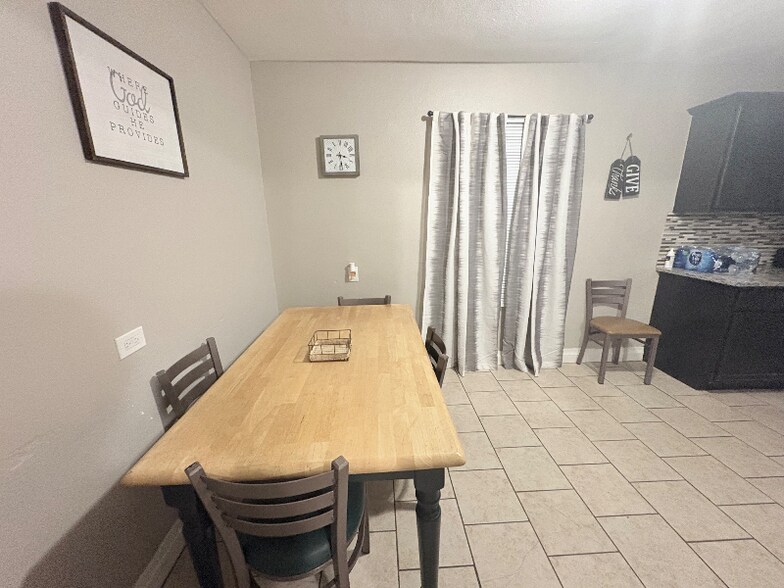 Building Photo - 1211 W 3rd St