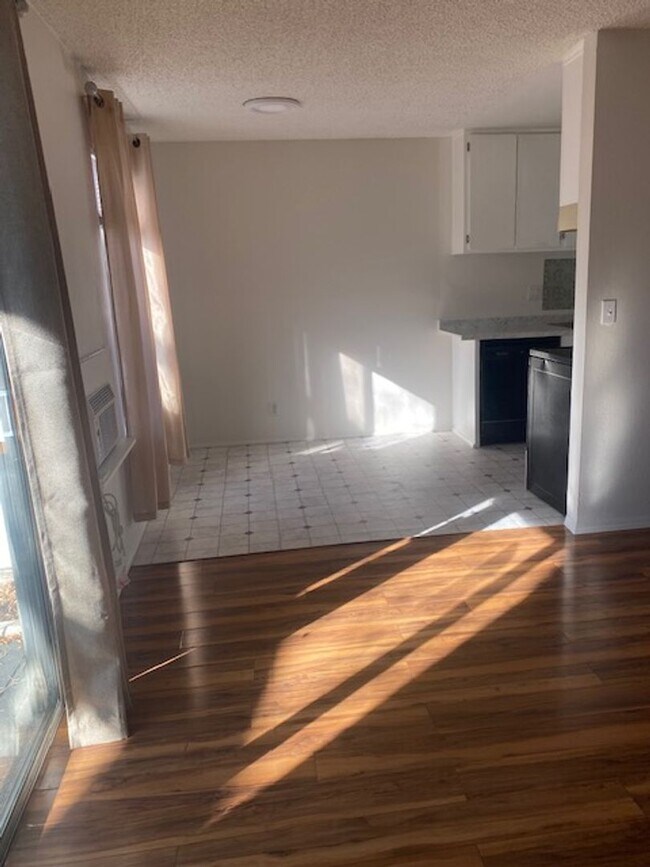 Building Photo - Cute 1 bdrm, 1 bath downstairs condo